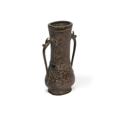 A BRONZE ‘DRAGON AND FLAMING PEARL’ TWO-HANDLED VASE - фото 3