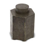 AN INSCRIBED COPPER-FRAMED PEWTER TEA CADDY - Foto 2