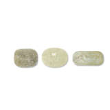 A GROUP OF THREE JADE PLAQUES - Foto 1