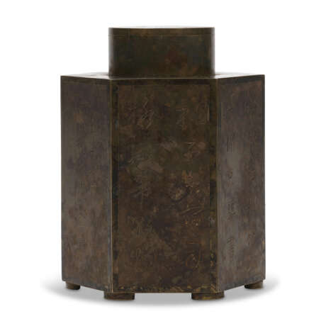 AN INSCRIBED COPPER-FRAMED PEWTER TEA CADDY - Foto 6
