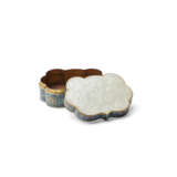 A WHITE JADE RUYI-SHAPED PLAQUE MOUNTED IN A CLOISONNE ENAMEL BOX - Foto 1