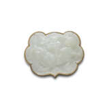 A WHITE JADE RUYI-SHAPED PLAQUE MOUNTED IN A CLOISONNE ENAMEL BOX - Foto 2