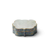 A WHITE JADE RUYI-SHAPED PLAQUE MOUNTED IN A CLOISONNE ENAMEL BOX - photo 3