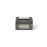 A JADE AND HARDSTONE-INLAID RECTANGULAR SILVER BOX - Foto 2