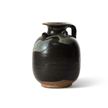 A PHOSPHATIC-SPLASHED BROWN-GLAZED STONEWARE EWER - photo 2