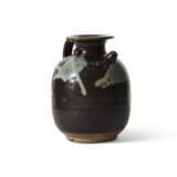 A PHOSPHATIC-SPLASHED BROWN-GLAZED STONEWARE EWER - photo 3