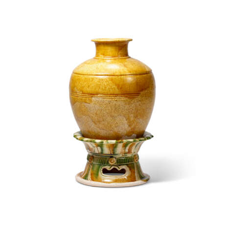 A SANCAI-GLAZED VASE AND A STAND - фото 1