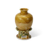 A SANCAI-GLAZED VASE AND A STAND - фото 2