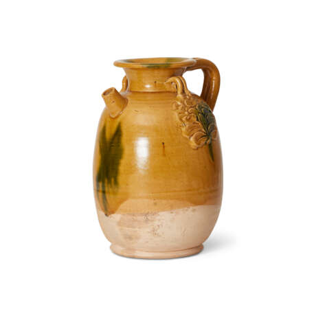 A SANCAI-GLAZED EWER WITH MOULDED ‘FLOWER’ SPRAY - фото 1