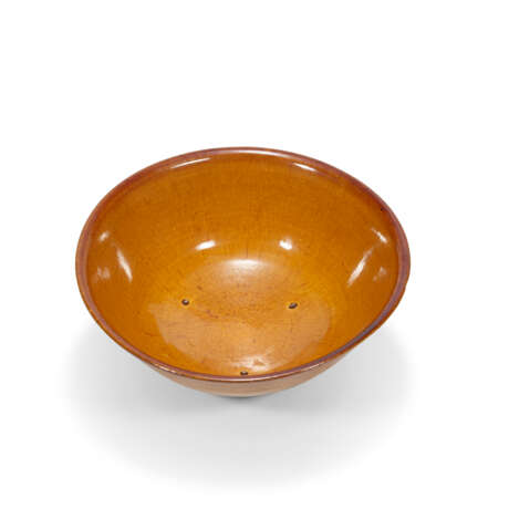 AN AMBER-GLAZED BOWL AND AN AMBER-GLAZED EWER - фото 3