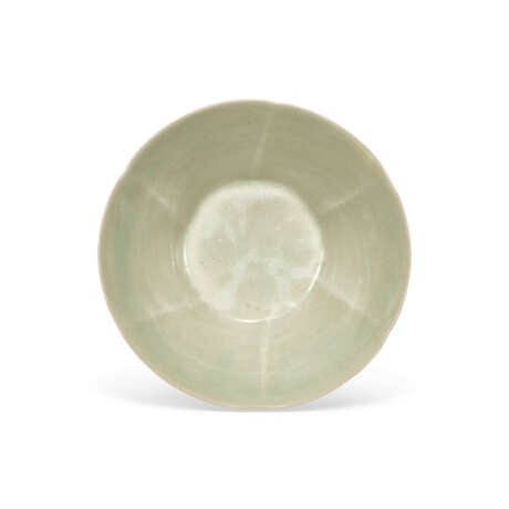 A LARGE LOBED YUE CELADON BOWL - photo 1