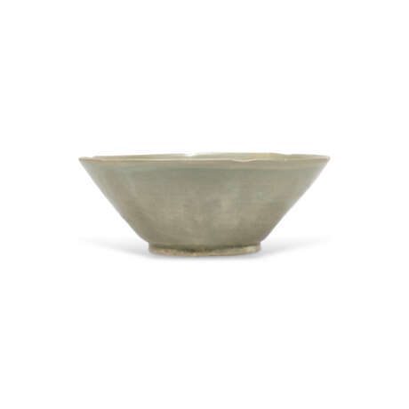 A LARGE LOBED YUE CELADON BOWL - photo 2