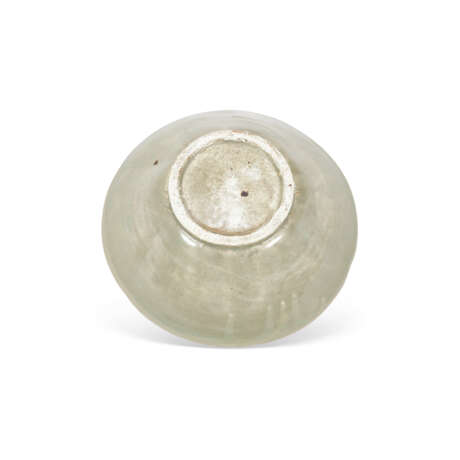 A LARGE LOBED YUE CELADON BOWL - photo 3