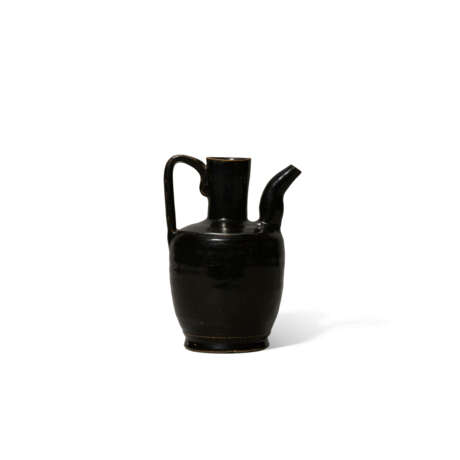 A GROUP OF THREE BLACK-GLAZED CERAMIC VESSELS - фото 4