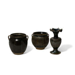 A GROUP OF THREE CERAMIC VESSELS 