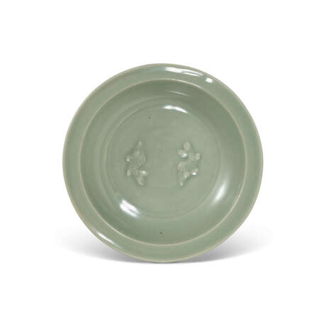 A LONGQUAN CELADON 'TWIN FISH' DISH - photo 1