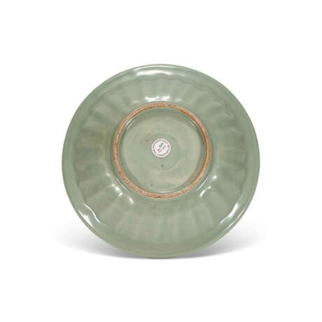 A LONGQUAN CELADON 'TWIN FISH' DISH - photo 7