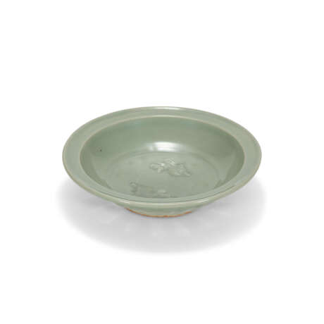 A LONGQUAN CELADON 'TWIN FISH' DISH - photo 4