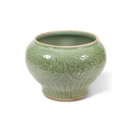 A LONGQUAN CELADON CARVED ‘PEONY’ JAR - photo 3