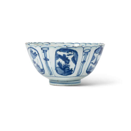 A BLUE AND WHITE KRAAK 'BIRDS AND FLOWER' BOWL - фото 2