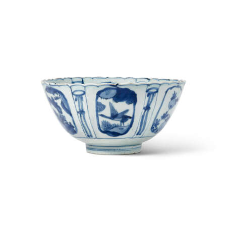A BLUE AND WHITE KRAAK 'BIRDS AND FLOWER' BOWL - photo 3