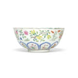 A FAMILLE ROSE MOULDED BOWL - фото 1