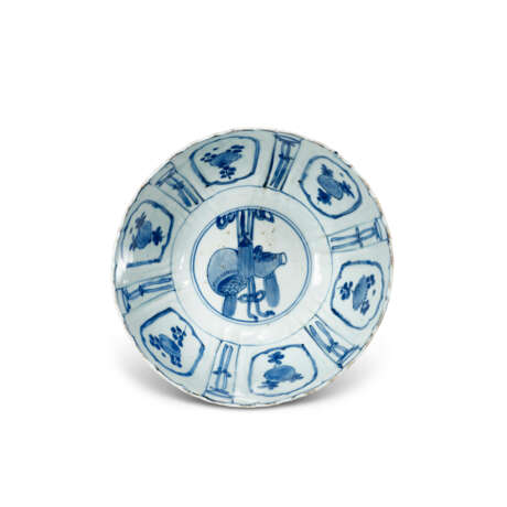A BLUE AND WHITE KRAAK 'BIRDS AND FLOWER' BOWL - photo 4