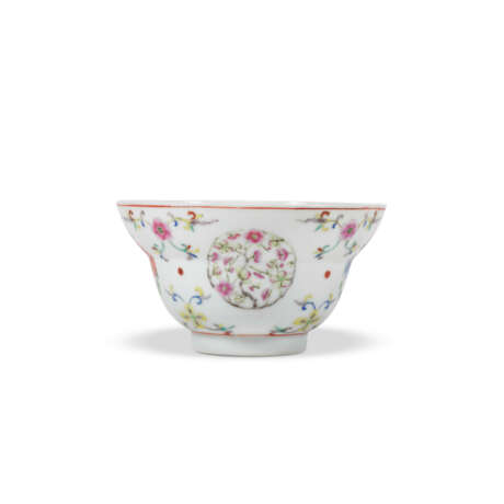 A FAMILLE ROSE ‘FLOWERS’ MEDALLIONS OGEE BOWL - photo 1