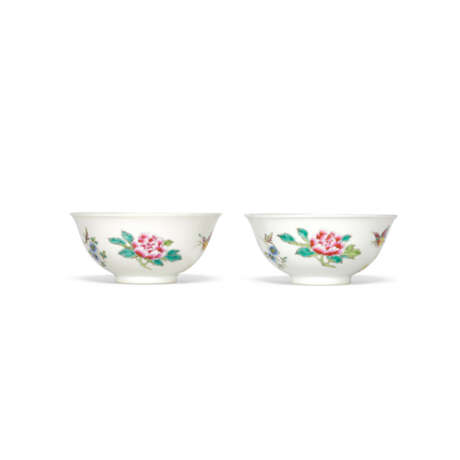 A PAIR OF FAMILLE ROSE ‘FLORAL SPRAY’ BOWLS - фото 1