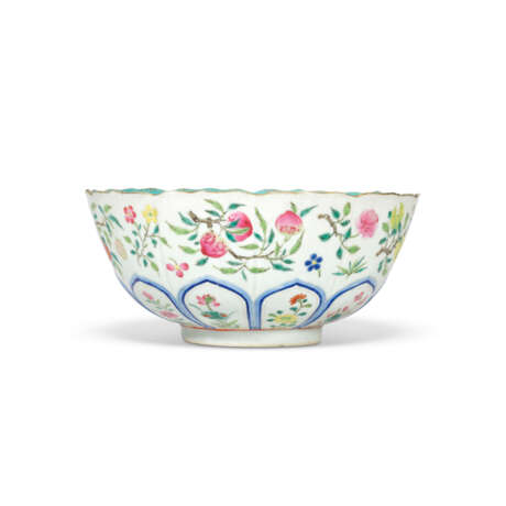 A FAMILLE ROSE MOULDED BOWL - фото 2