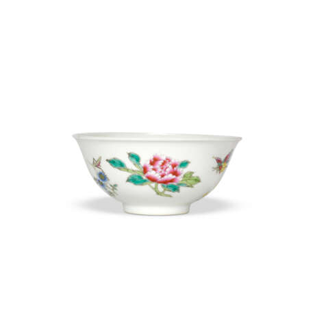 A PAIR OF FAMILLE ROSE ‘FLORAL SPRAY’ BOWLS - фото 2