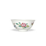 A PAIR OF FAMILLE ROSE ‘FLORAL SPRAY’ BOWLS - фото 2