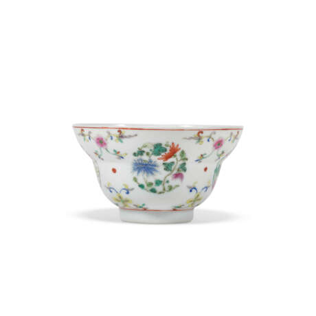 A FAMILLE ROSE ‘FLOWERS’ MEDALLIONS OGEE BOWL - photo 2