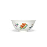 A PAIR OF FAMILLE ROSE ‘FLORAL SPRAY’ BOWLS - фото 3