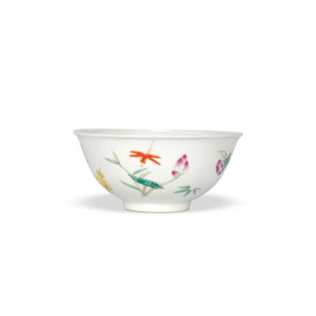 A PAIR OF FAMILLE ROSE ‘FLORAL SPRAY’ BOWLS - фото 4