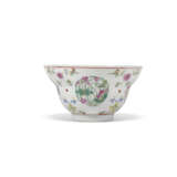 A FAMILLE ROSE ‘FLOWERS’ MEDALLIONS OGEE BOWL - photo 3