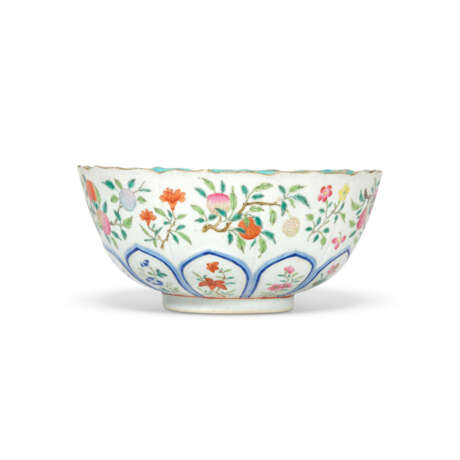 A FAMILLE ROSE MOULDED BOWL - фото 3