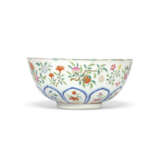 A FAMILLE ROSE MOULDED BOWL - фото 3