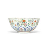 A FAMILLE ROSE MOULDED BOWL - фото 4