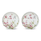 A PAIR OF INSCRIBED FAMILLE ROSE DISHES - photo 1