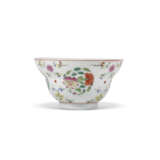 A FAMILLE ROSE ‘FLOWERS’ MEDALLIONS OGEE BOWL - photo 4