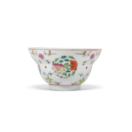 A FAMILLE ROSE ‘FLOWERS’ MEDALLIONS OGEE BOWL - photo 4