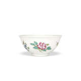 A PAIR OF FAMILLE ROSE ‘FLORAL SPRAY’ BOWLS - фото 7