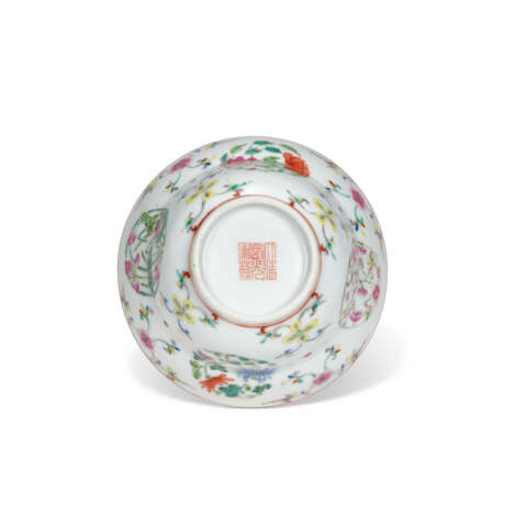 A FAMILLE ROSE ‘FLOWERS’ MEDALLIONS OGEE BOWL - photo 5