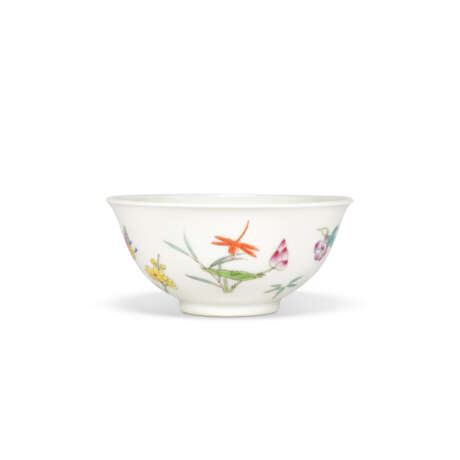 A PAIR OF FAMILLE ROSE ‘FLORAL SPRAY’ BOWLS - фото 8