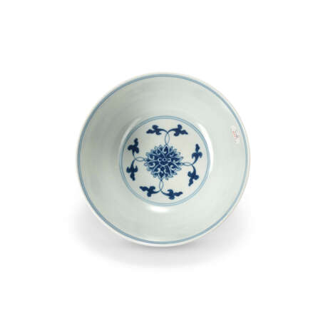 A BLUE AND WHITE ‘LOTUS’ BOWL - Foto 2