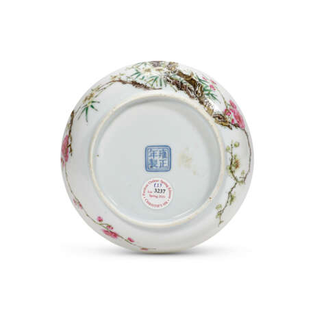 A PAIR OF INSCRIBED FAMILLE ROSE DISHES - photo 5