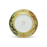 A LARGE YELLOW-GROUND FAMILLE ROSE ‘DRAGON AND PHOENIX’ MEDALLION CHARGER - photo 3