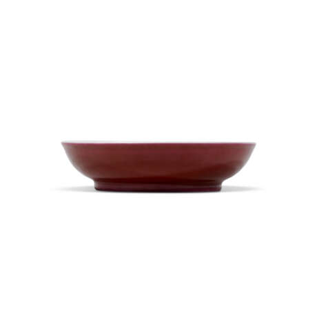 A PAIR OF RUBY-RED ENAMELLED DISHES - Foto 5