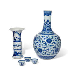 A GROUP OF FIVE BLUE AND WHITE VESSELS 